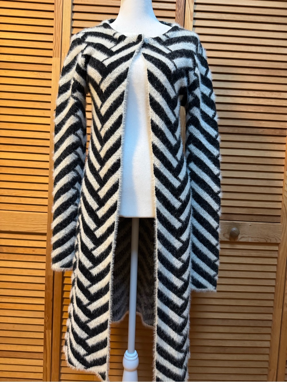 Sioni Black & White Chevron Open-Front Long Cardigan Sweater Boho Chic Cozy